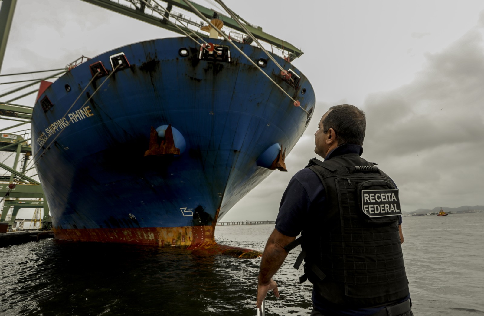 Lancha da Receita Federal fez abordagens na Baía de Guanabara — Foto: Gabriel de Paiva/Agência O Globo