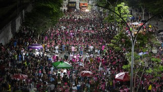 Escola evolui na Visconde de Niterói, preparando desfile da Sapucaí — Foto: Alexandre Cassiano