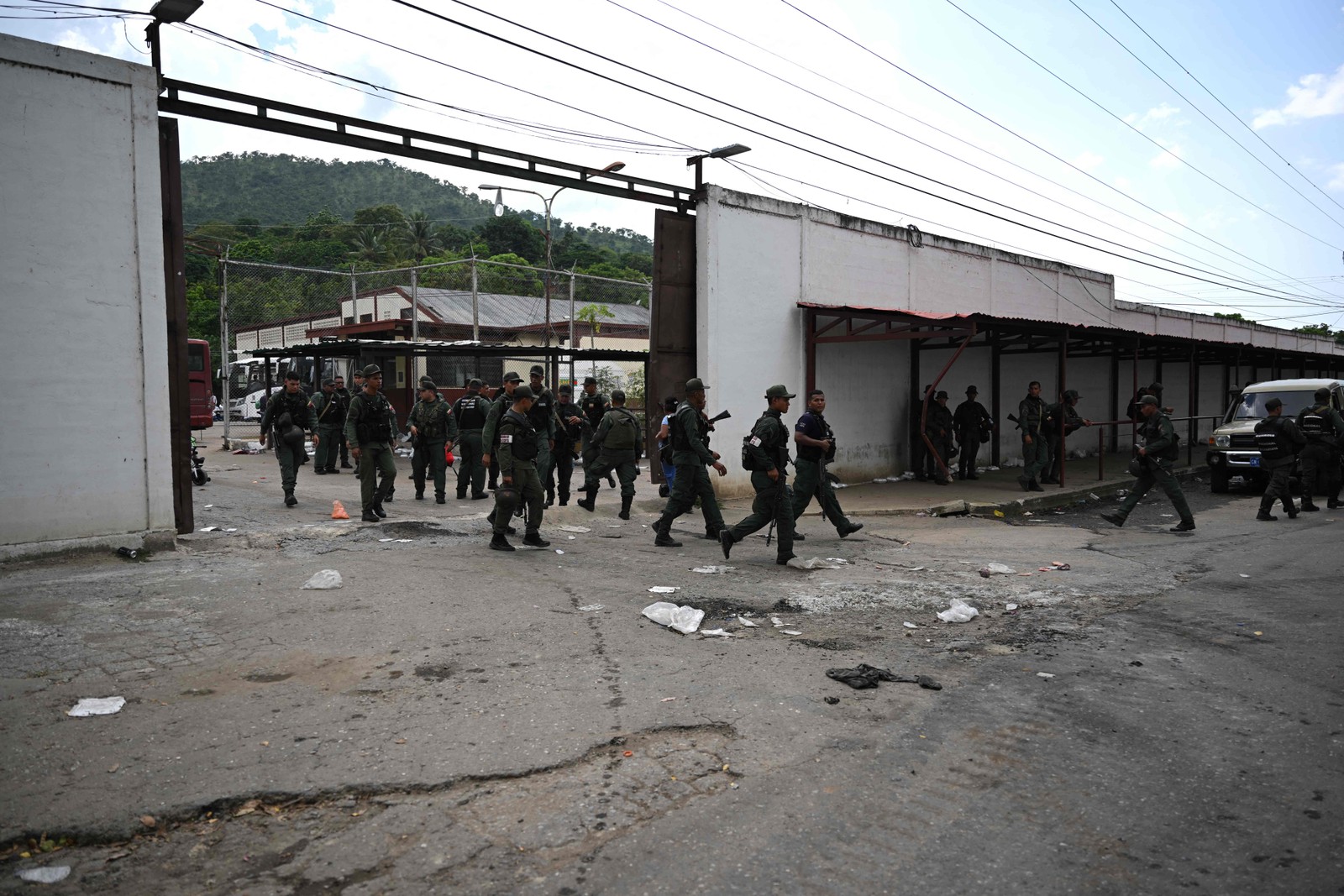 Operação das forças do governo da Venezuela na prisão de Tocoron em Maracay — Foto: YURI CORTEZ/AFP