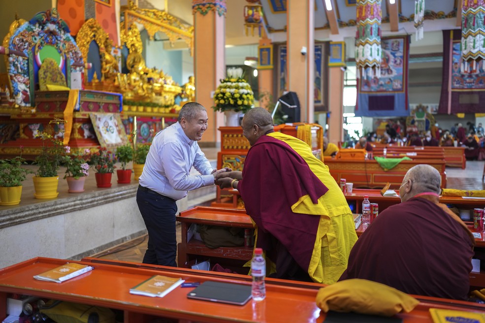 Mishigish Bataa cumprimenta monge no mosteiro Gandantegchinlen — Foto: Chang W. Lee/The New York Times