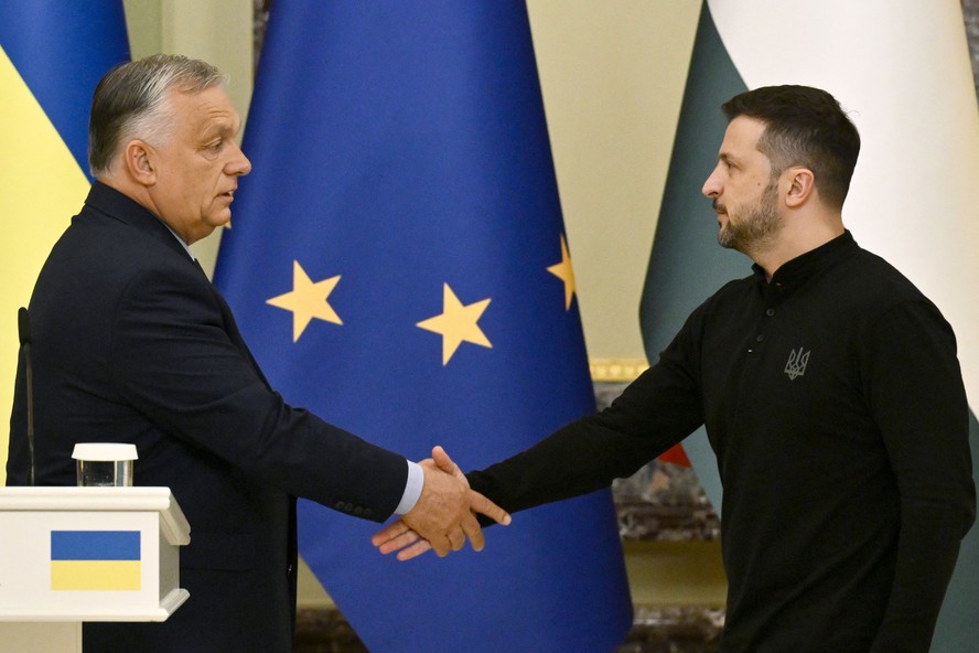 Premier da Hungria, Viktor Orbán (E), aperta a mão do presidente da Ucrânia, Volodymyr Zelensky, em Kiev