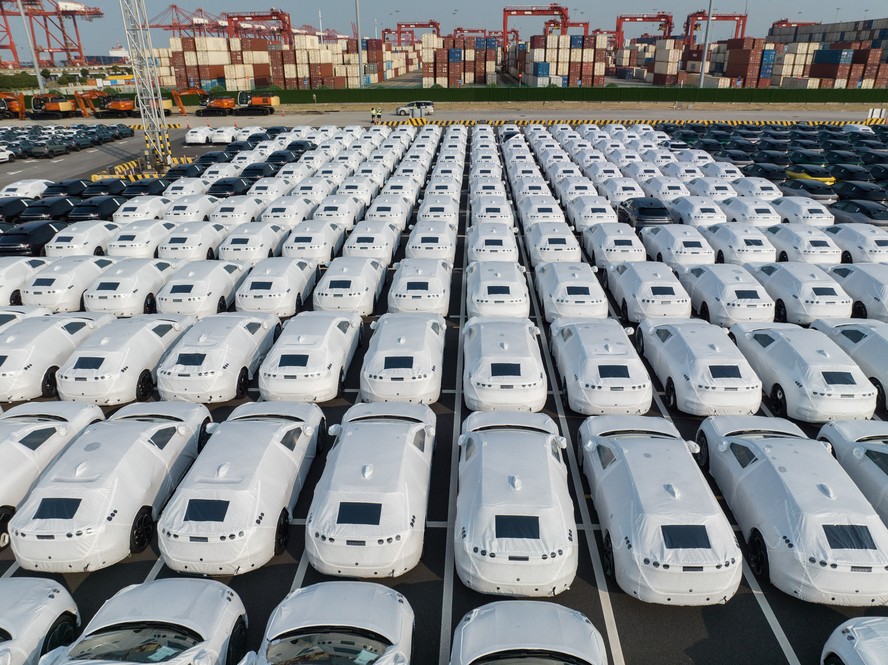 Carros elétricos chegam em porto