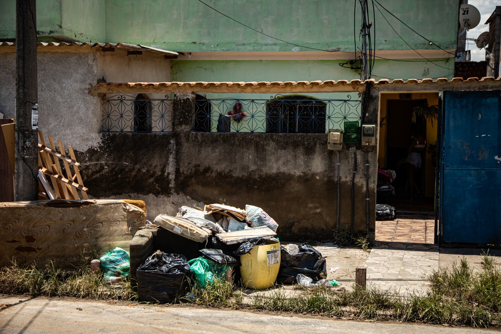 Bairro Jardim America depois das chuvas do final de semana. Casa da Norma Morais, senhora que viralizou na internet com a água na metade do corpo. — Foto: HERMES DE PAULA