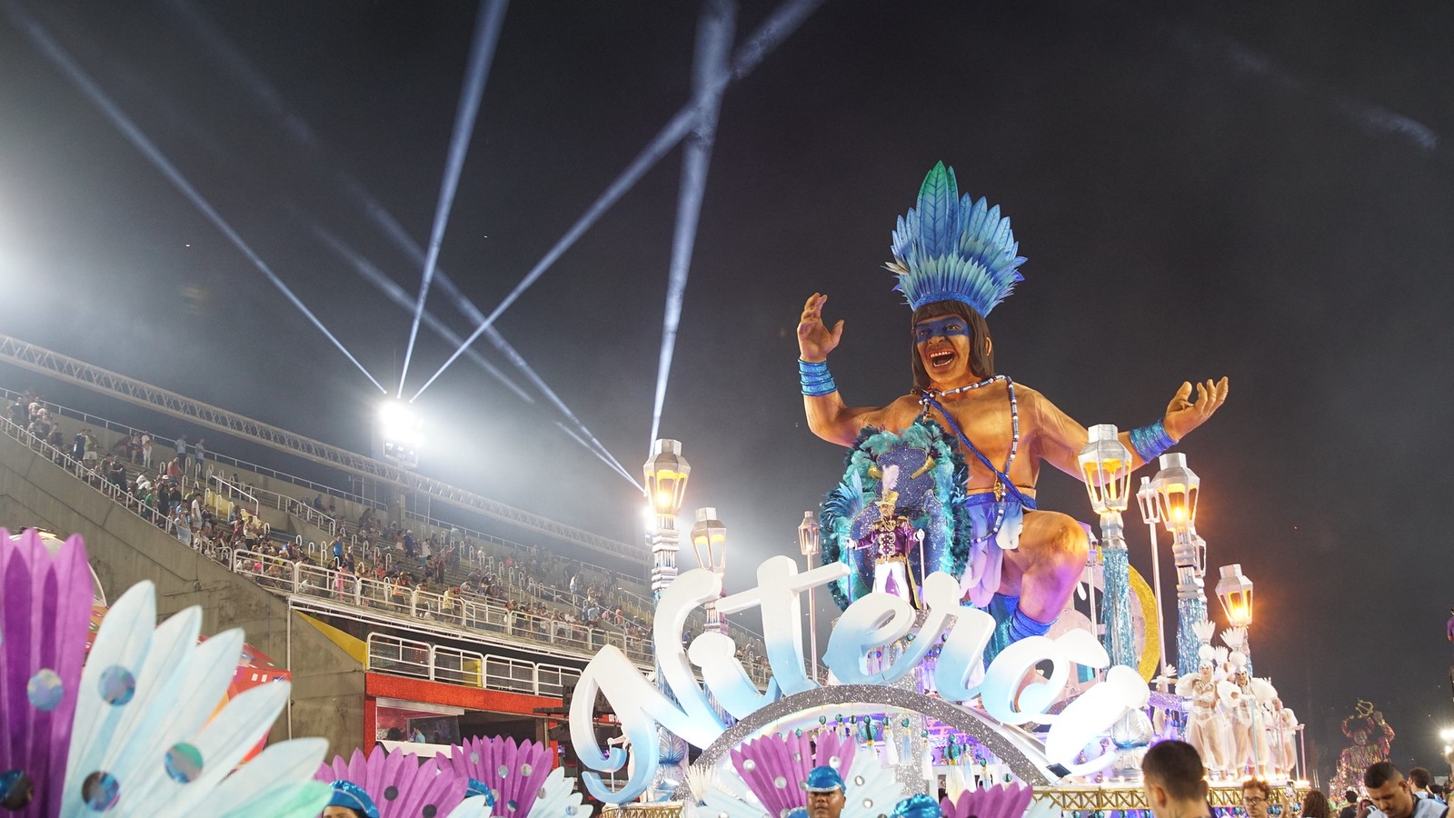 A sexta escola da noite foi a estreante Acadêmicos de Niterói, que, no enredo 'Carnaval da vitória', falou sobre a história dos carnavais na cidade — Foto: Riotur