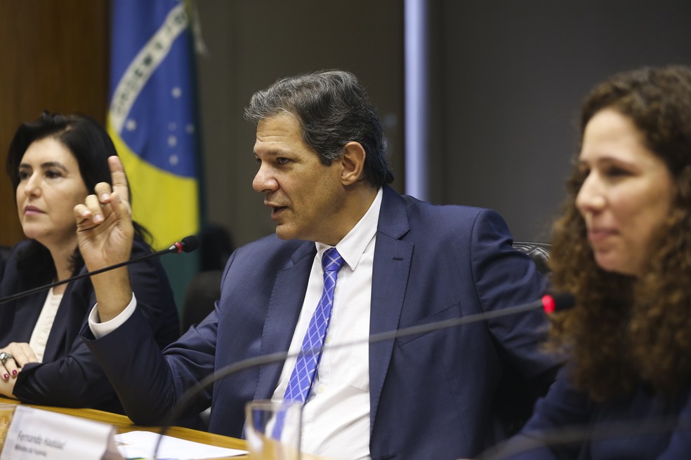 Os ministros do Planejamento e Orçamento, Simone Tebet, da Fazenda, Fernando Haddad, da Gestão e Inovação em Serviços Públicos, Esther Dweck, detalham as primeiras medidas econômicas do governo, durante entrevista, no ministério da Fazenda — Foto: Valter Campanato/Agência Brasil