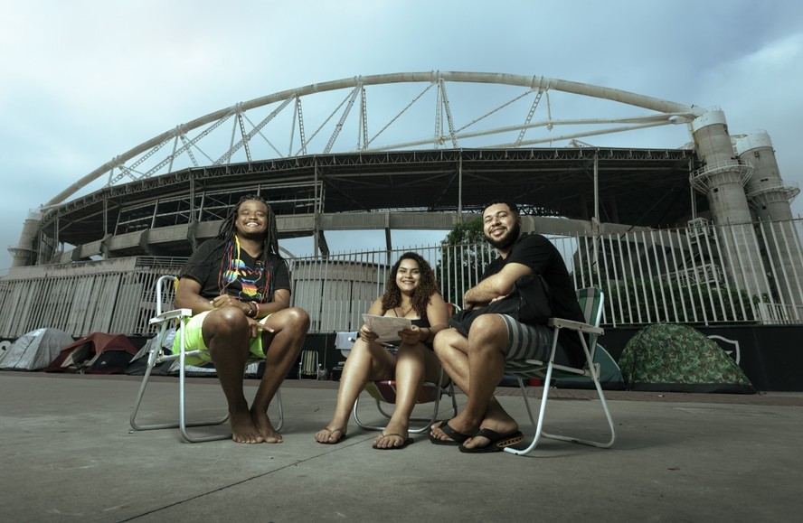 Henrique Martins (à esquerda), Jéssica Trindade e Fabiano Soares acampados no Engenhão até novembro para ver o show o RBD