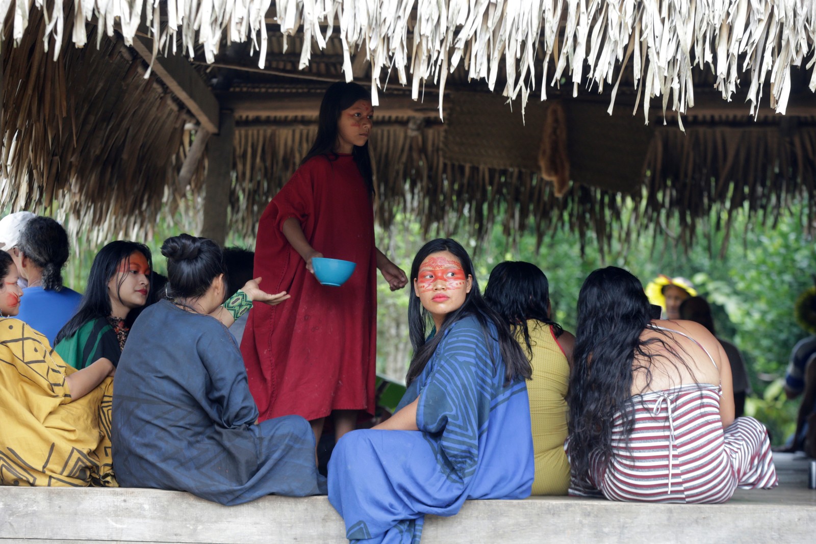 Mulheres ashaninkas da aldeia Apiwtxa durante cerimônia da caiçuma (bebida fermentada a partir da mandioca) — Foto: Domingos Peixoto / Agência O Globo