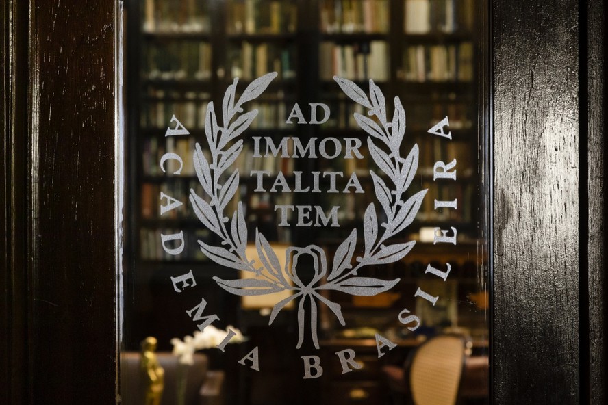 Detalhe do prédio da ABL, com o lema 'Ad immortalitatem'