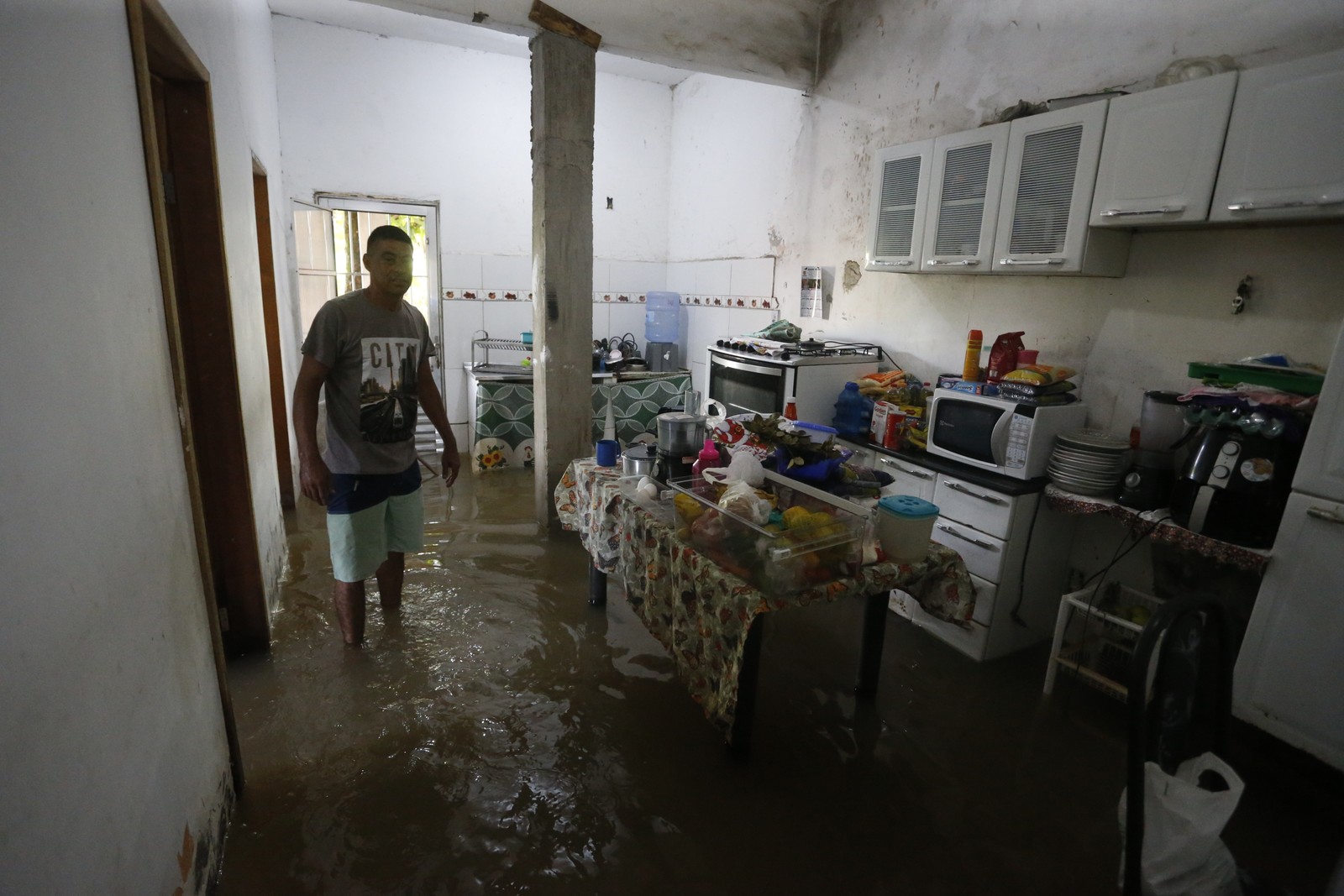 De acordo com a Prefeitura de Duque de Caxias, o município recebeu, nas últimas 24 horas, a maior concentração de chuva da história — Foto: FABIANO ROCHA