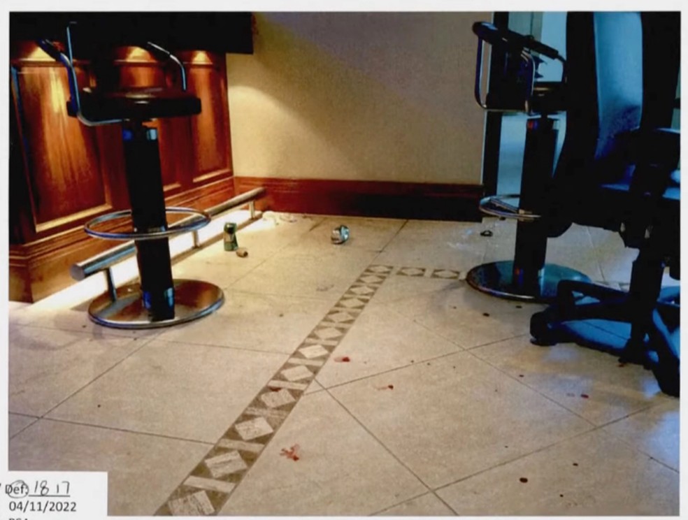 Manchas de sangue no chão da casa que Depp e Heard alugaram na Austrália em 2015, quando o ator teve a ponta de um dedo decepada — Foto: Reuters