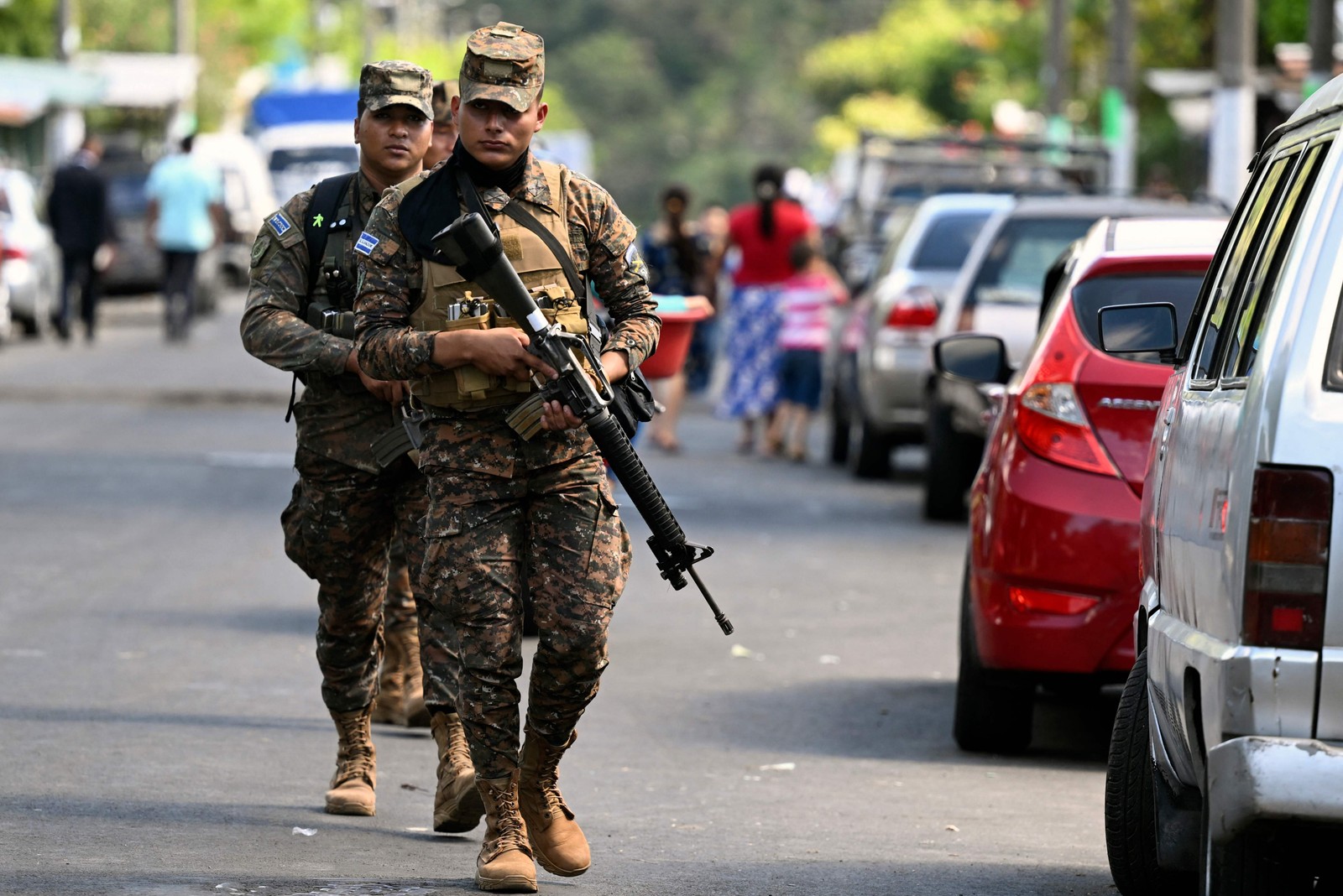 Soldados patrulham durante uma operação contra membros de gangues em La Campanera, El Salvador — Foto: MARVIN RECINOS/AFP