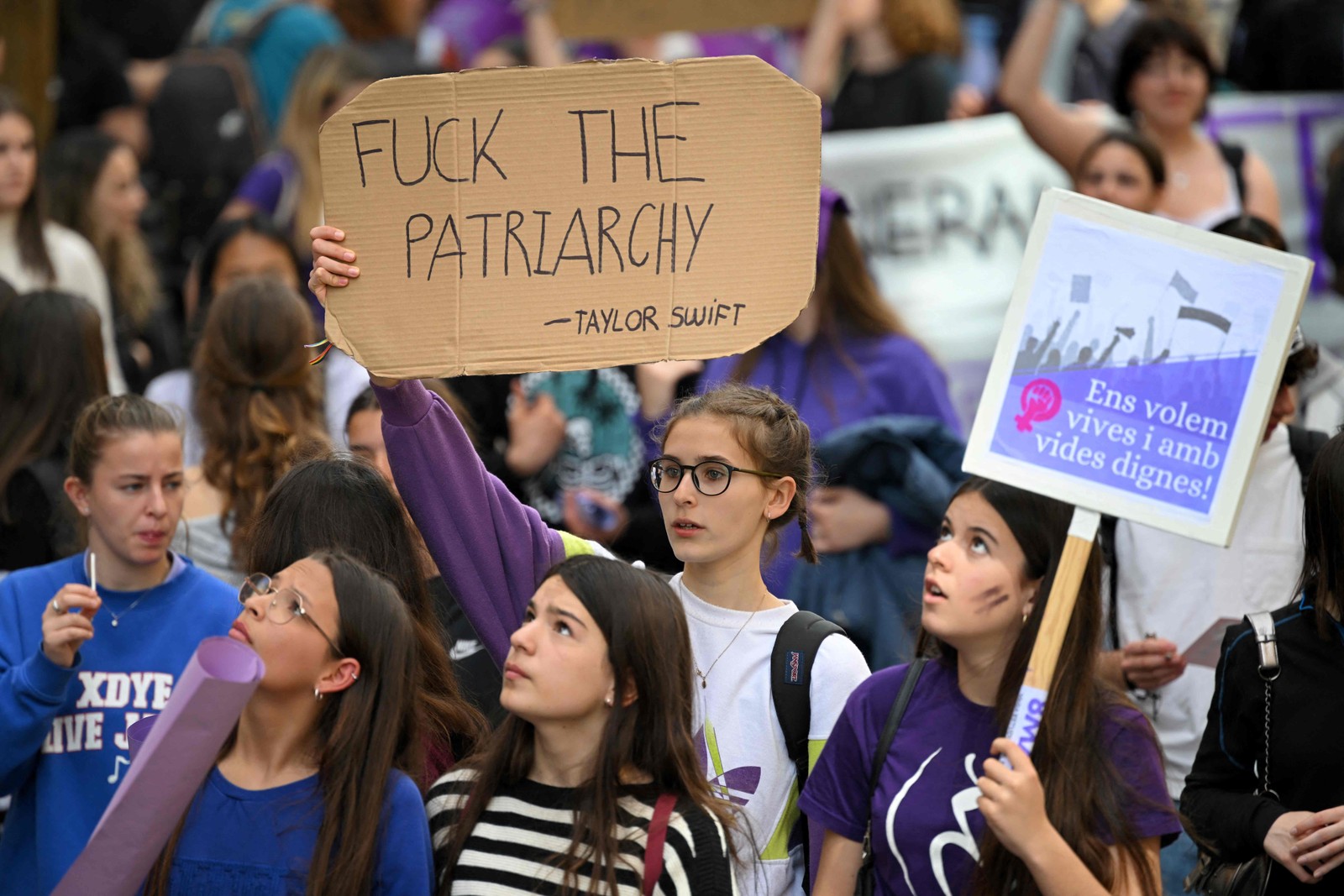 Manifestantes seguram faixas durante ato pelo Dia Internacional da Mulher em Barcelona, na Espanha, em 8 de março de 2023. Luis Gene / AFP