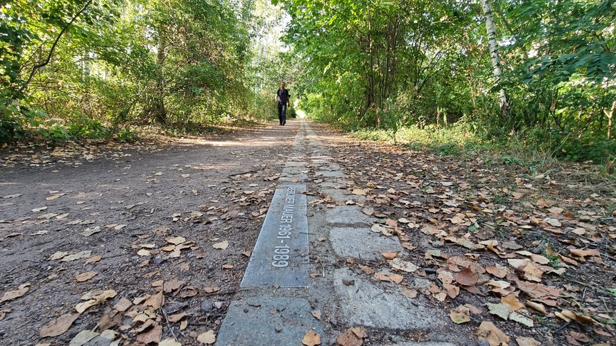 Detalhe em parque de Berlim marca local onde ficava um trecho do muro que dividia a cidade