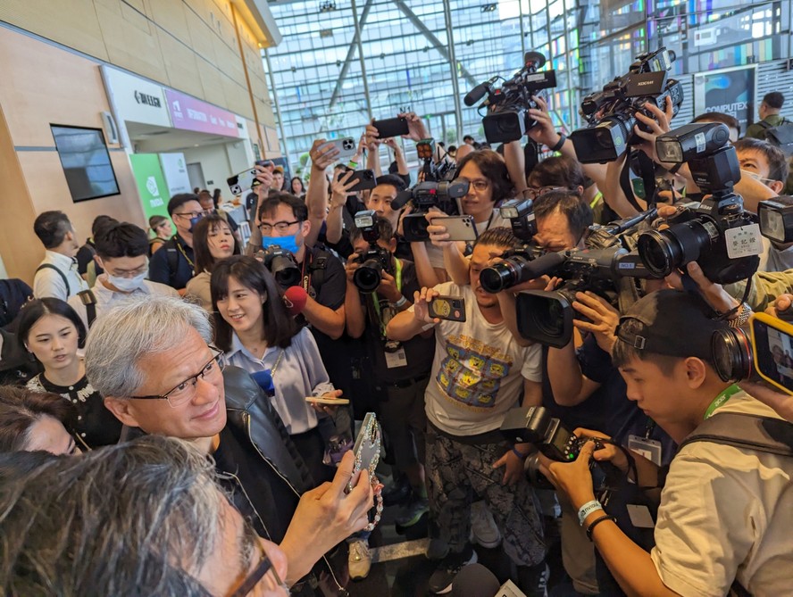 Jensen Huang, CEO da Nvidia, é recebido como celebridade em Taiwan