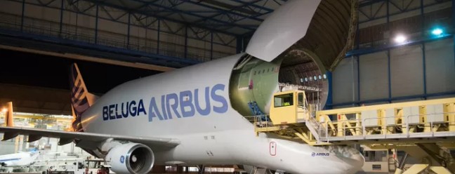O Beluga é um dos maiores aviões de carga do mundo em volume, à frente até do Lockheed C-5 Galaxy, usado pelas Forças Armadas dos Estados Unidos, e do Antonov An-124, irmão menor do An-225, ex-maior cargueiro do mundo. — Foto: Divulgação/Frederic Lancelot/Airbus