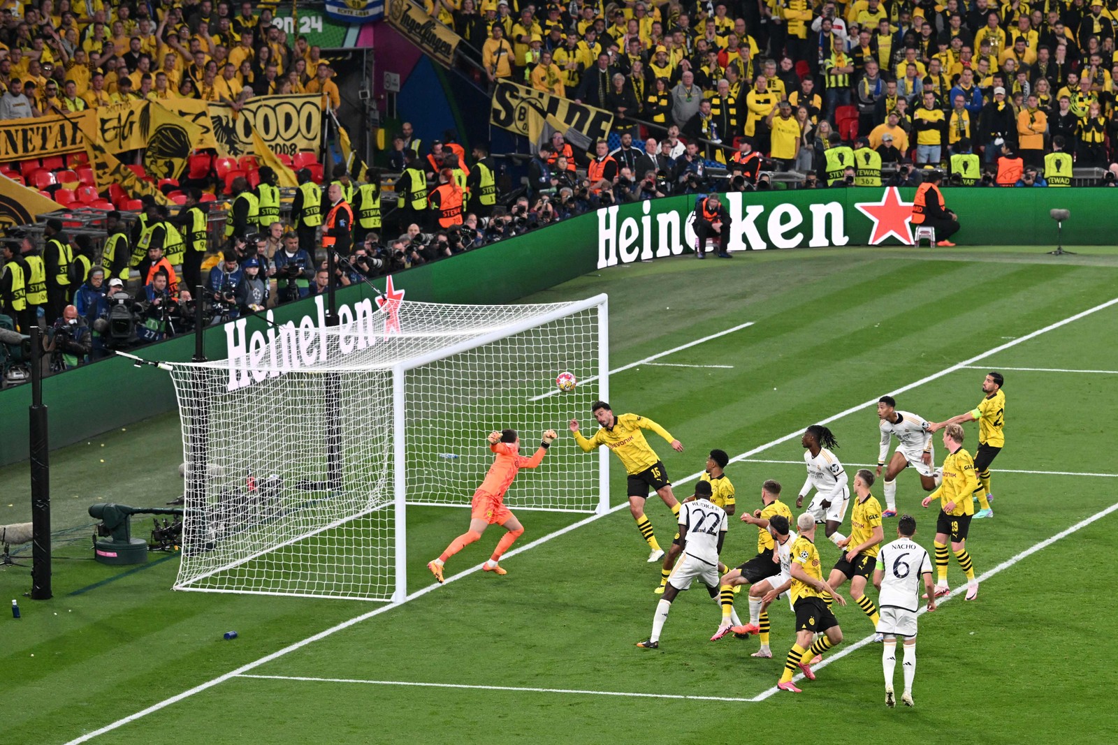 O zagueiro espanhol nº 02 do Real Madrid, Dani Carvajal (C), marca o gol de abertura durante a final da Liga dos Campeões da UEFA entre Borussia Dortmund e Real Madrid, no estádio de Wembley, em Londres, em 1º de junho de 2024. — Foto: JUSTIN TALLIS / AFP