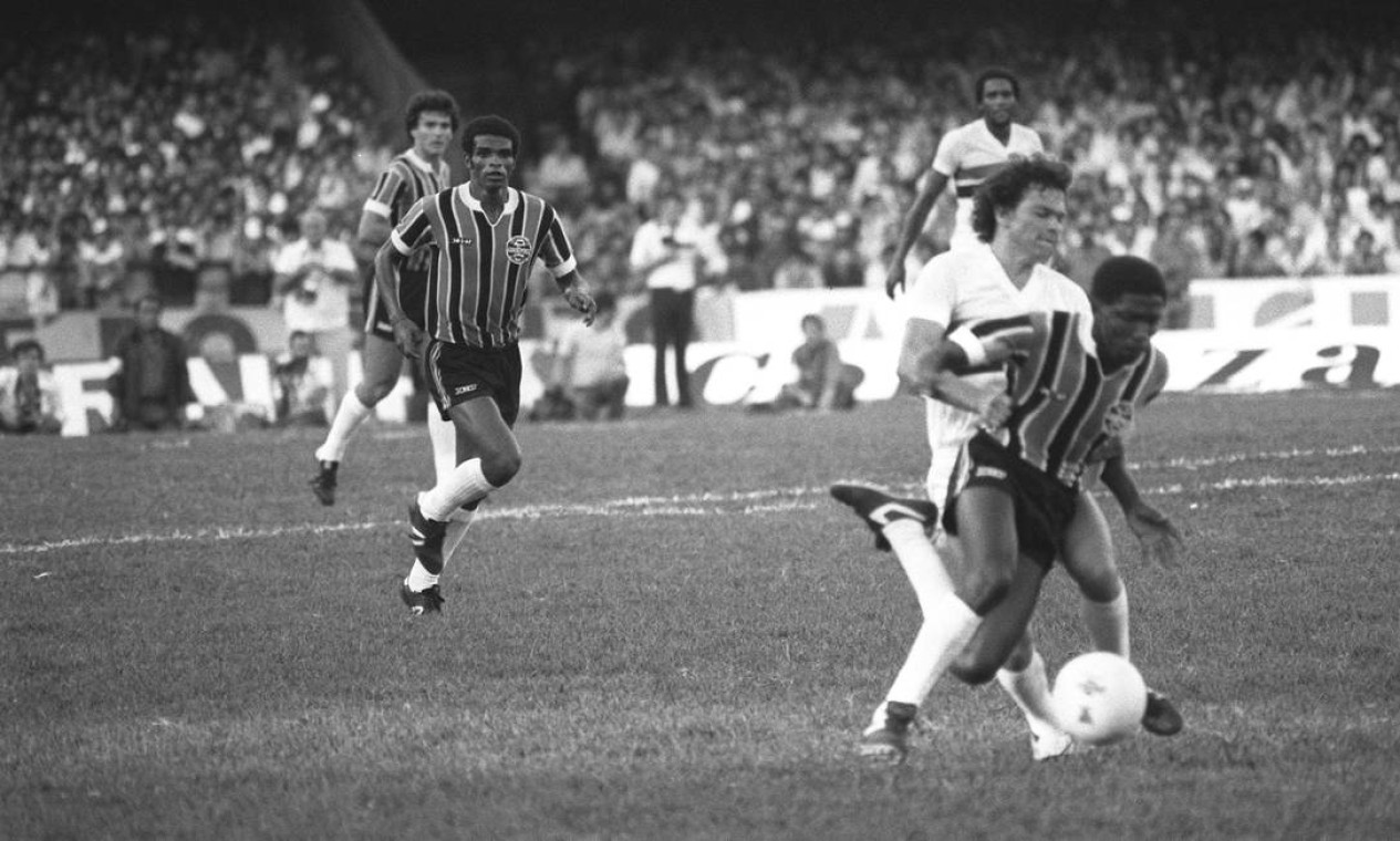 29º - GRÊMIO (1981) - O versátil Paulo Isidoro passa pela marcação de Emerson, do São Paulo.  — Foto: Arquivo/O Globo