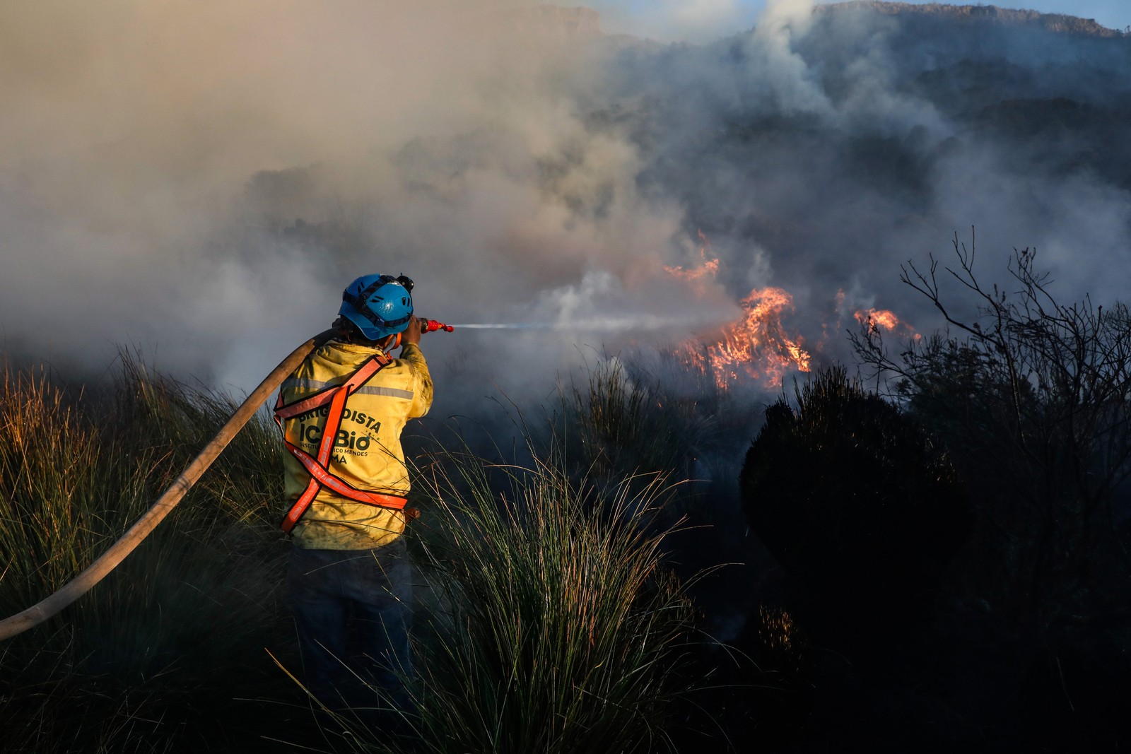 Incêndio atinge o Parque Nacional do Itatiaia desde sexta-feira (14), dia do seu aniversario de 87 anos, e já devastou o equivalente a 150 campos de futebol. Brigadistas, bombeiros e voluntários trabalham no combate da queimada na parte alta do parque, localizado na Serra da Mantiqueira — Foto: ERNESTO CARRIÇO/Agencia Enquadrar/Agencia O Globo