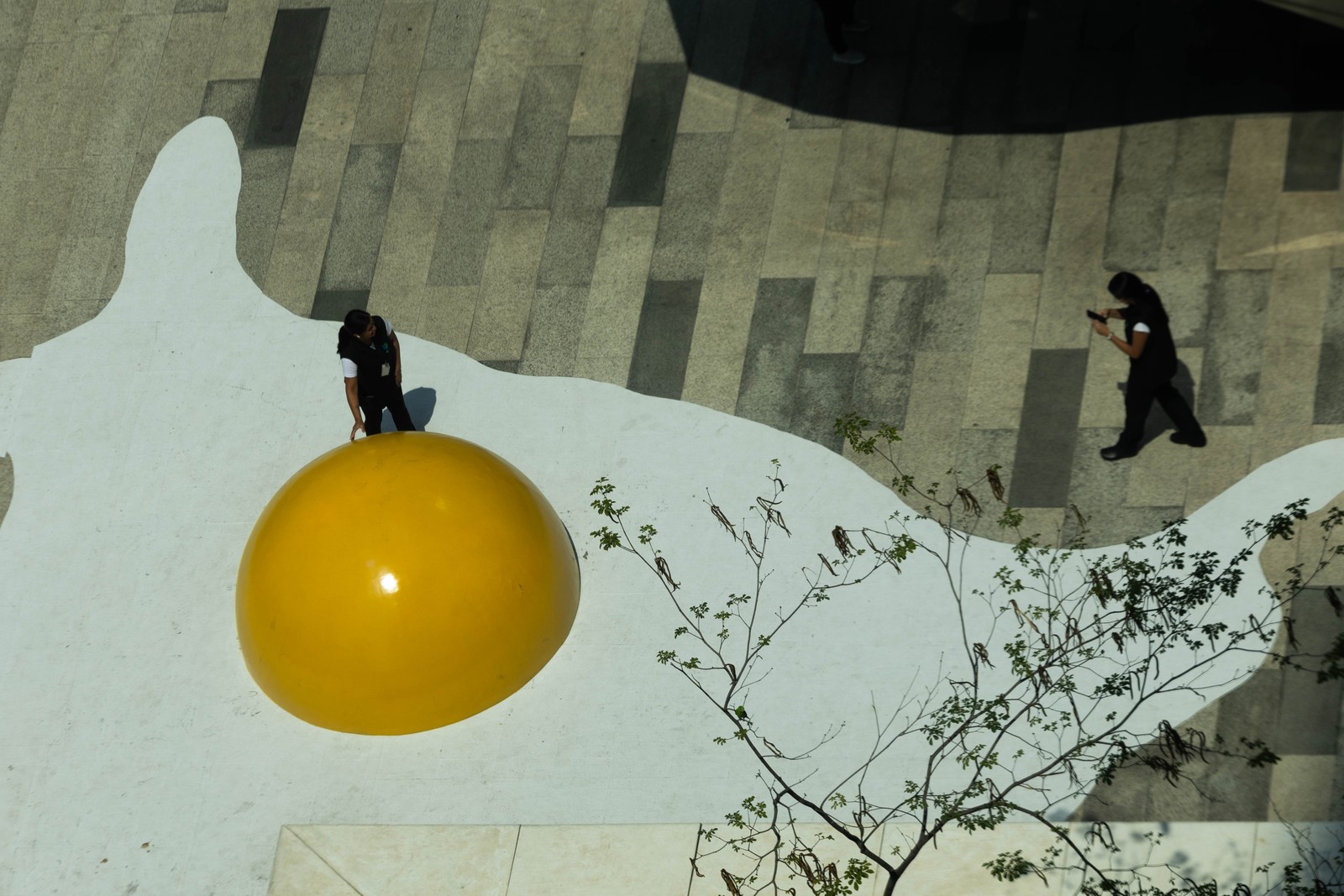 EGGCIDENT. Intervenção urbana criada pelo artista holandês Henk Hofstra, que busca chamar a atenção para as mudanças e o aquecimento global. — Foto: Maria Isabel Oliveira/Agência O Globo