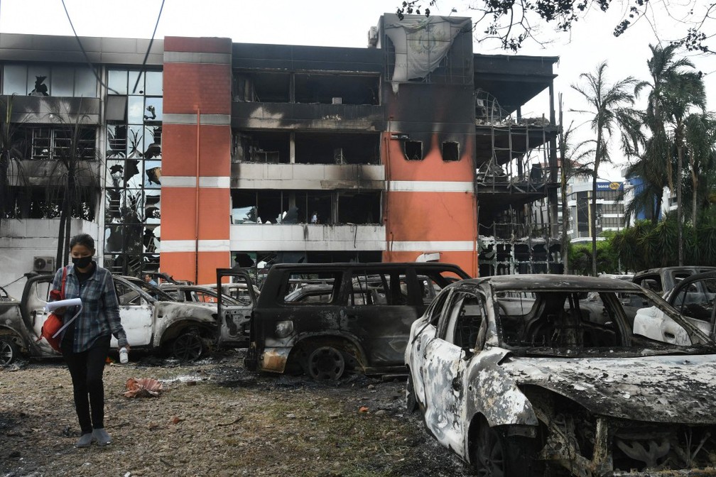 Prédio do Ministério Público na cidade boliviana de Santa Cruz de la Sierra após ser incendiado por manifestantes — Foto: Rodrigo Urzagasti/AFP