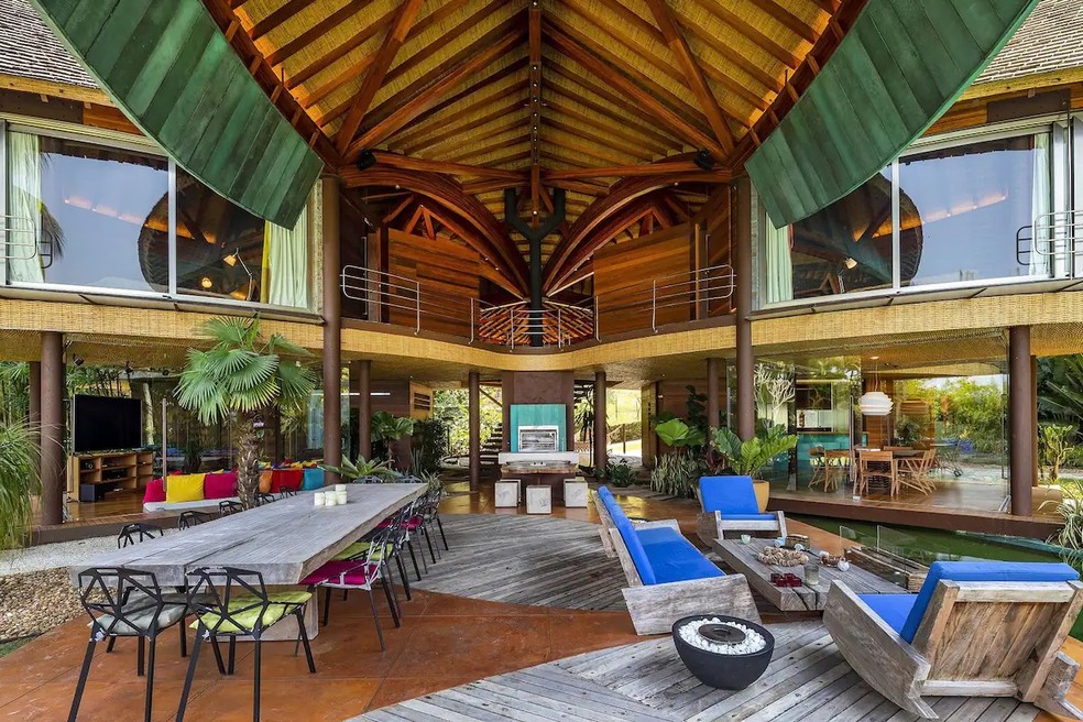 Sala de estar da Casa Folha, cuja arquitetura chama a atenção em Angra dos Reis: diária de mais de R$ 47 mil no Airbnb — Foto: Reprodução / Airbnb