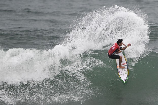 O brasileiro Gabriel Medina nas oitavas de final do Rio Pro Surf Series da World Surf League (WSL) na praia de Itaúna, cidade de Saquarema