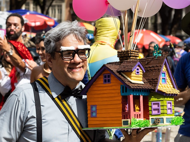 Carl Fredricksen veio parar no carnaval carioca em busca de altas aventuras