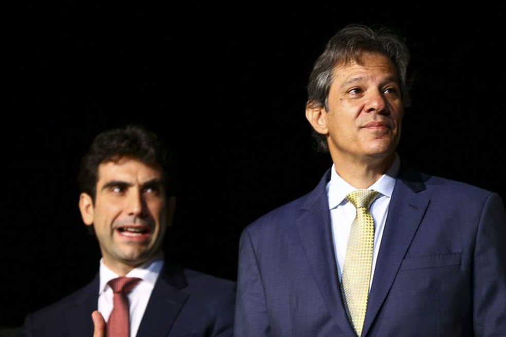 Gabriel Galípolo ao lado do ministro Fernando Haddad — Foto: Marcelo Camargo/Ag. Brasil