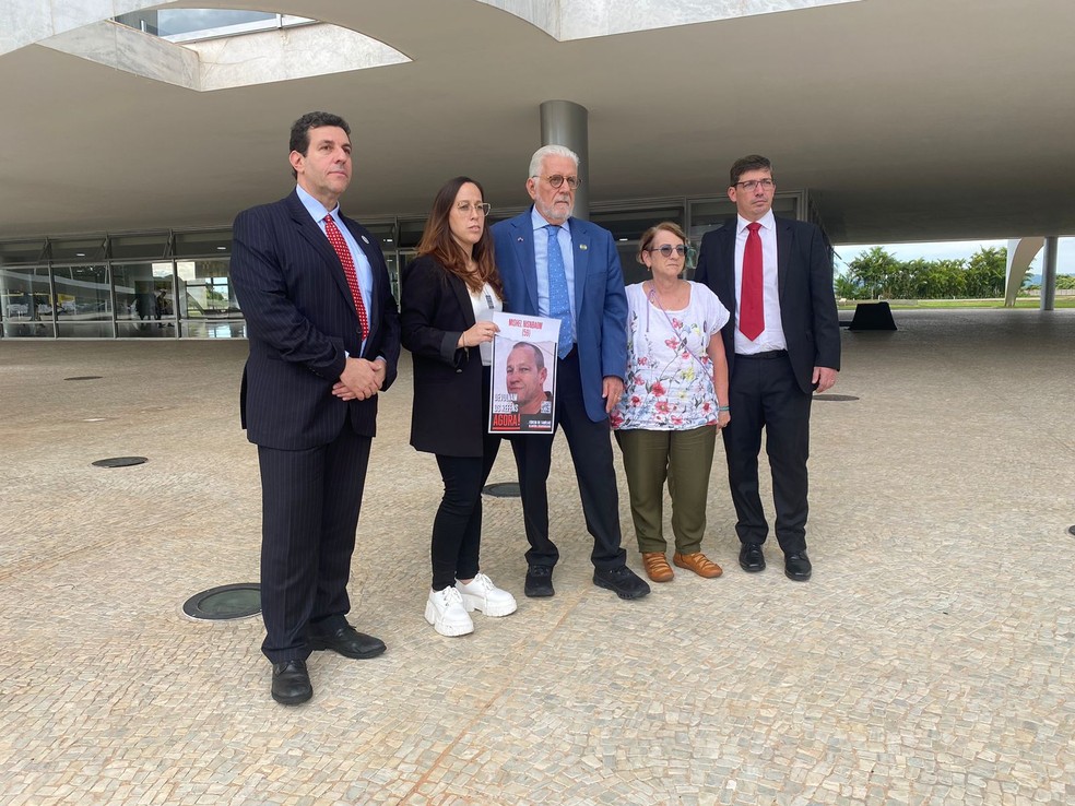 O líder do governo no Senado, Jaques Wagner (PT-BA) após encontro de Lula com mãe e filha de refém brasileiro do Hamas — Foto: Alice Cravo/Agência O Globo