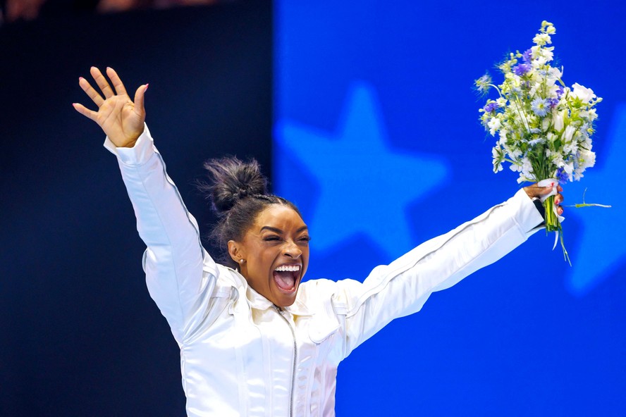 A ginasta americana Simone Biles comemora sua seleção para a equipe olímpica de ginástica feminina dos EUA