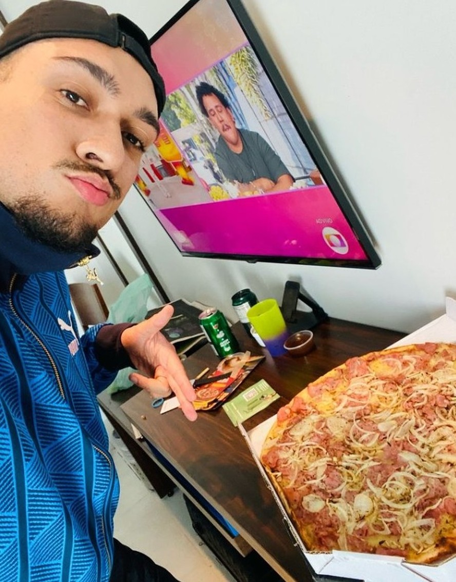 Mc Binn posta foto vendo Lucas Buda, do 'BBB' 24, com pizza de calabresa