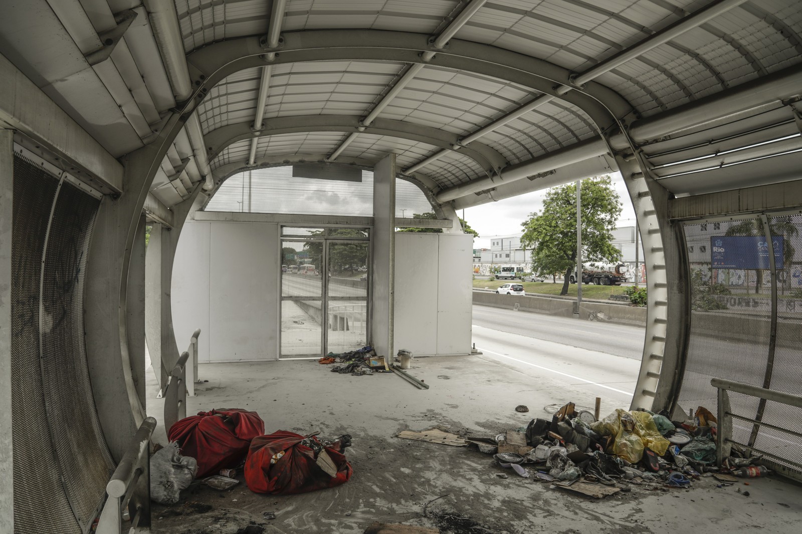 Interior de uma estação do BRT Transbrasil, em frente à passarela 6, perto da Fiocruz