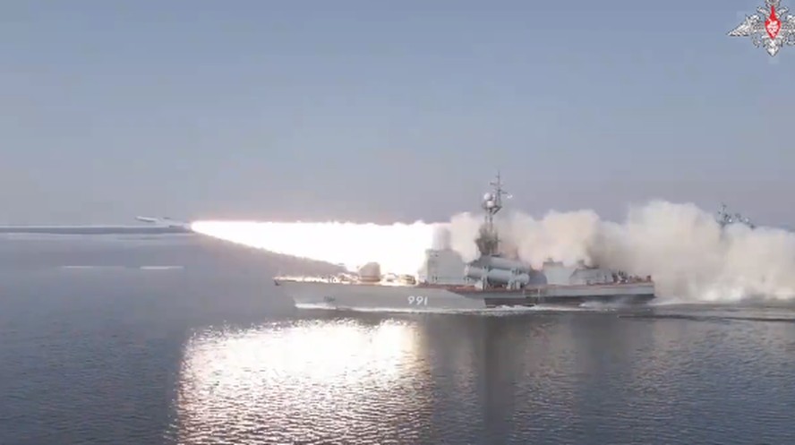 Rússia lança mísseis de cruzeiro e atinge alvo a aproximadamente 100km em teste no mar do Japão