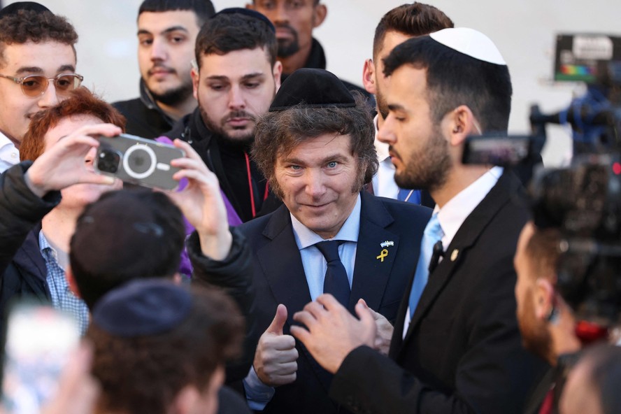 Presidente argentino, Javier Milei, durante visita ao muro das lamentações.