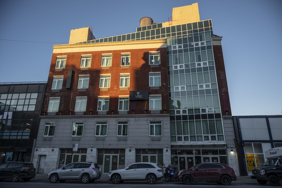 O Vybe Hotel, que está operando como abrigo de imigrantes recém-chegados a Nova York, no Brooklyn — Foto: Victor J. Blue/The New York Times