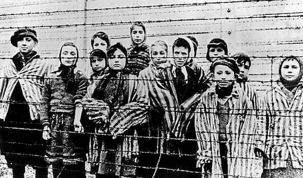 Prisioneiros de campo de concentração pouco antes da libertação — Foto: Reprodução
