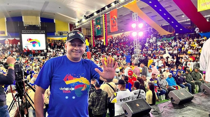 O deputado Rodríguez Cabello durante um ato de apoio ao referendo consultivo sobre Essequibo