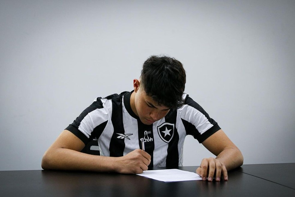 Bruninho Samudio assinou contrato como goleiro do Botafogo — Foto: Reprodução Instagram