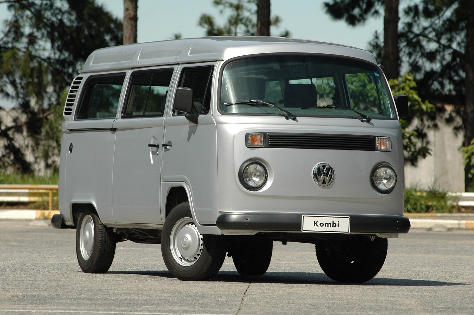 2005: Último ano da Kombi com motor a ar. Foi lançada a Kombi Série Prata, com apenas 200 unidades, todas na cor prata - Foto divulgação