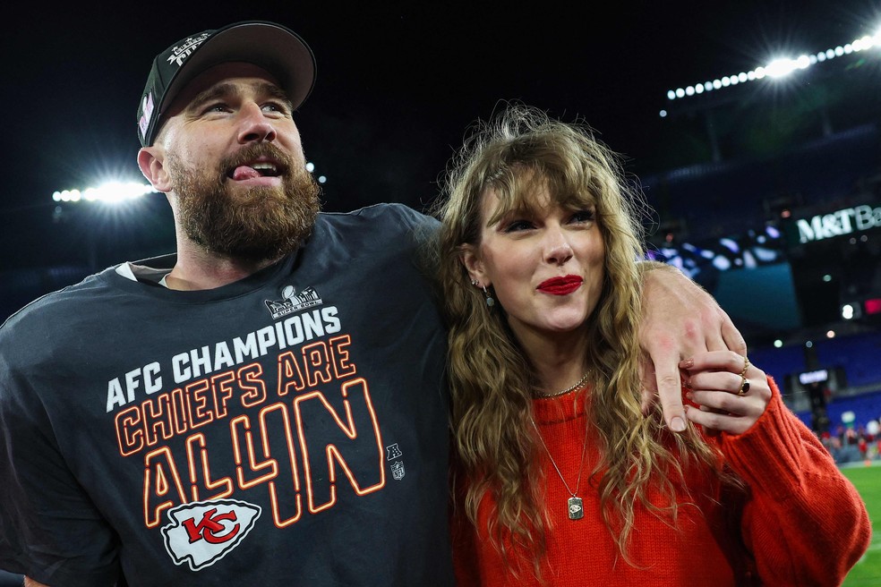 Taylor Swift e Travis Kelce após a classificação do Kansas City Chiefs para o Super Bowl 58 — Foto: Patrick Smith / Getty Images via AFP