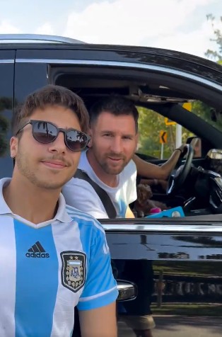 Messi posa com fã dentro de Cadillac Escalade — Foto: Reprodução/X