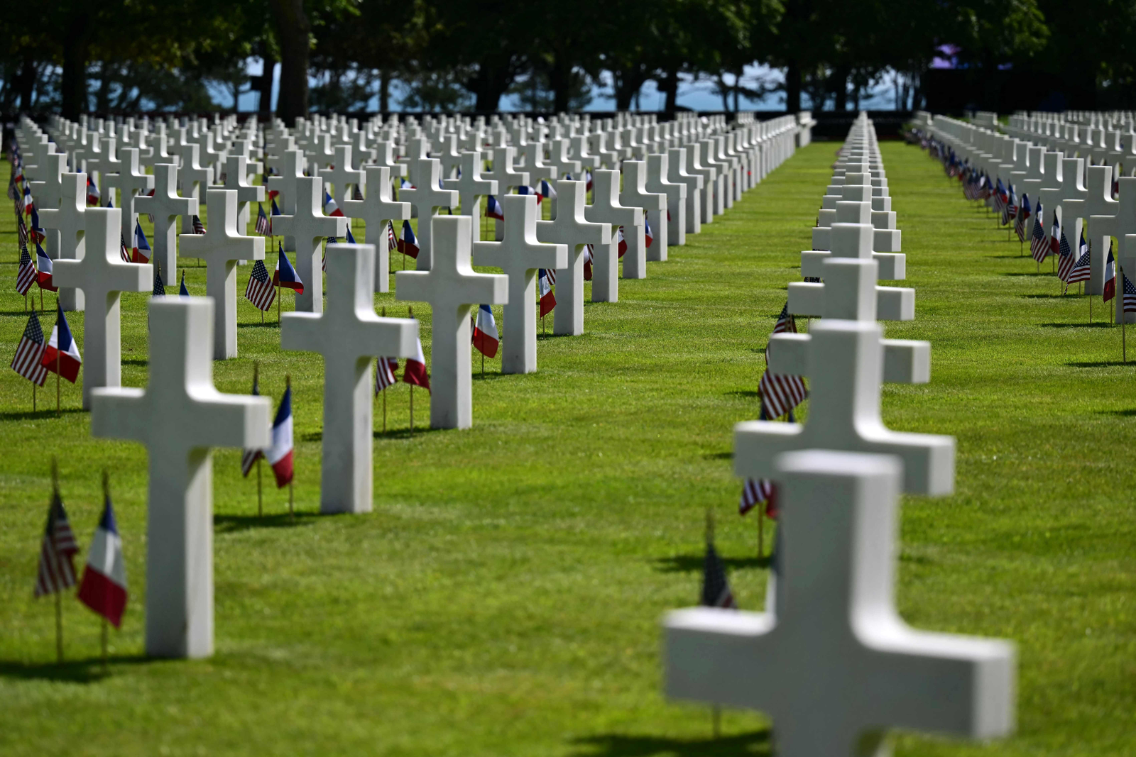 Cruzes brancas que compõem algumas das 9.388 sepulturas no Cemitério Americano de Colleville-sur-Mer - Cemitério e memorial da Segunda Guerra Mundial em Normandia, França, que homenageia as tropas americanas que morreram na Europa durante a Segunda Guerra Mundial. — Foto: MIGUEL MEDINA / AFP