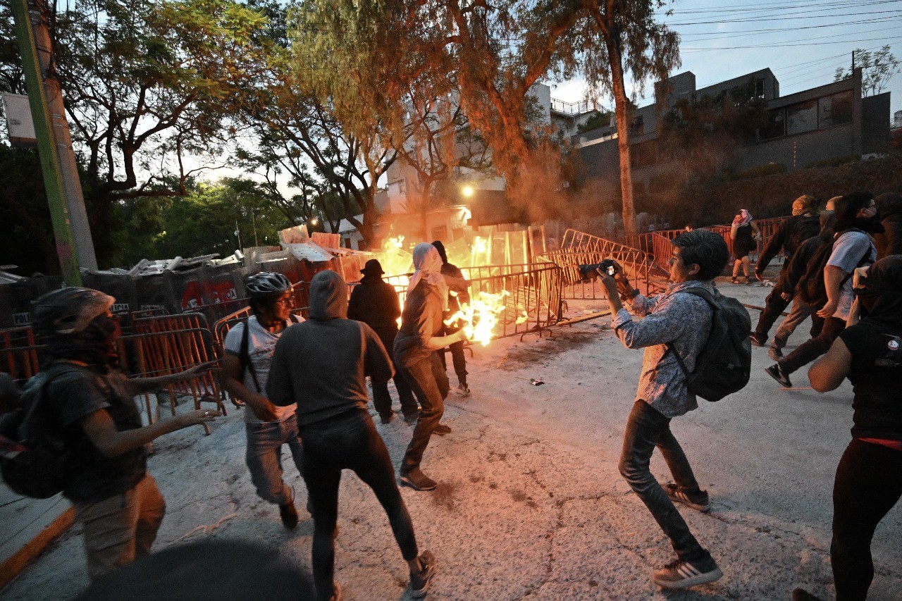 Manifestantes pró-Palestina no México tacaram coquetéis molotov contra agentes da polícia que bloqueavam o acesso à sede diplomática — Foto: Pedro Pardo / AFP