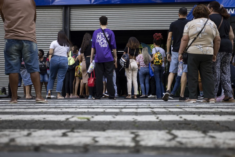 Jovens aguardam abertura dos portões no primeiro dia do Enem 2023