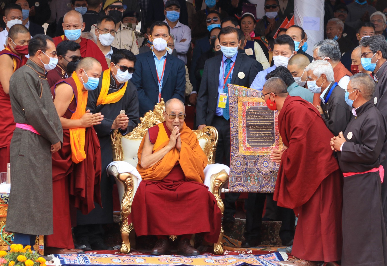 O líder espiritual tibetano Dalai Lama gesticula como reverenciado pelo prêmio "Ladakh dPal rNgam Dusdon 2022"  — Foto: Mohd Arhaan ARCHER/AFP