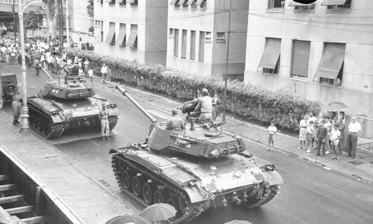 Tanques do Exército na rua Gago Coutinho, em Laranjeiras — Foto: Agência O Globo