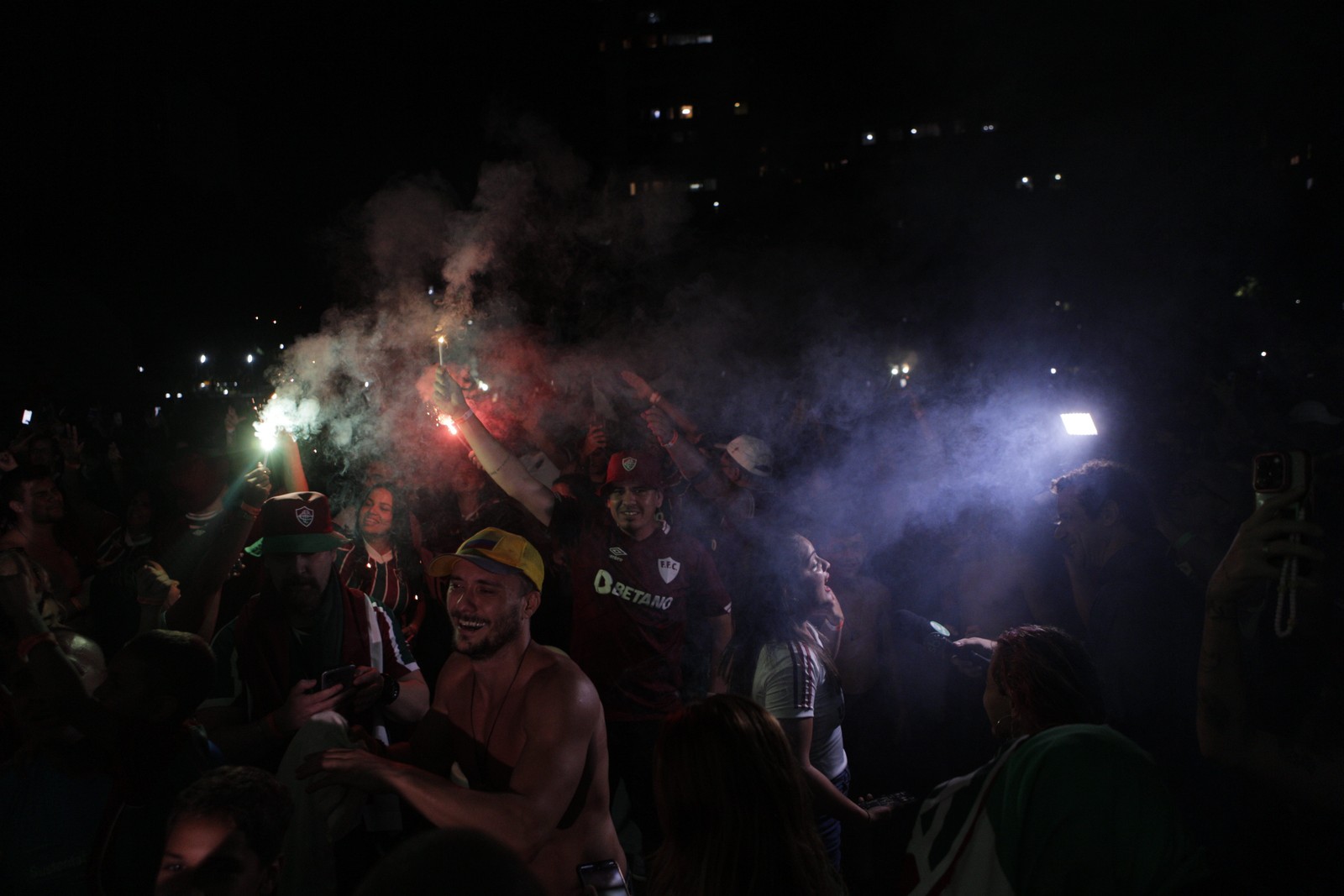 Torcedores do Fluminense com sinalizadores durante a transmissão ao vivo em Laranjeirasa — Foto: Alexandre Cassiano/Agência O Globo