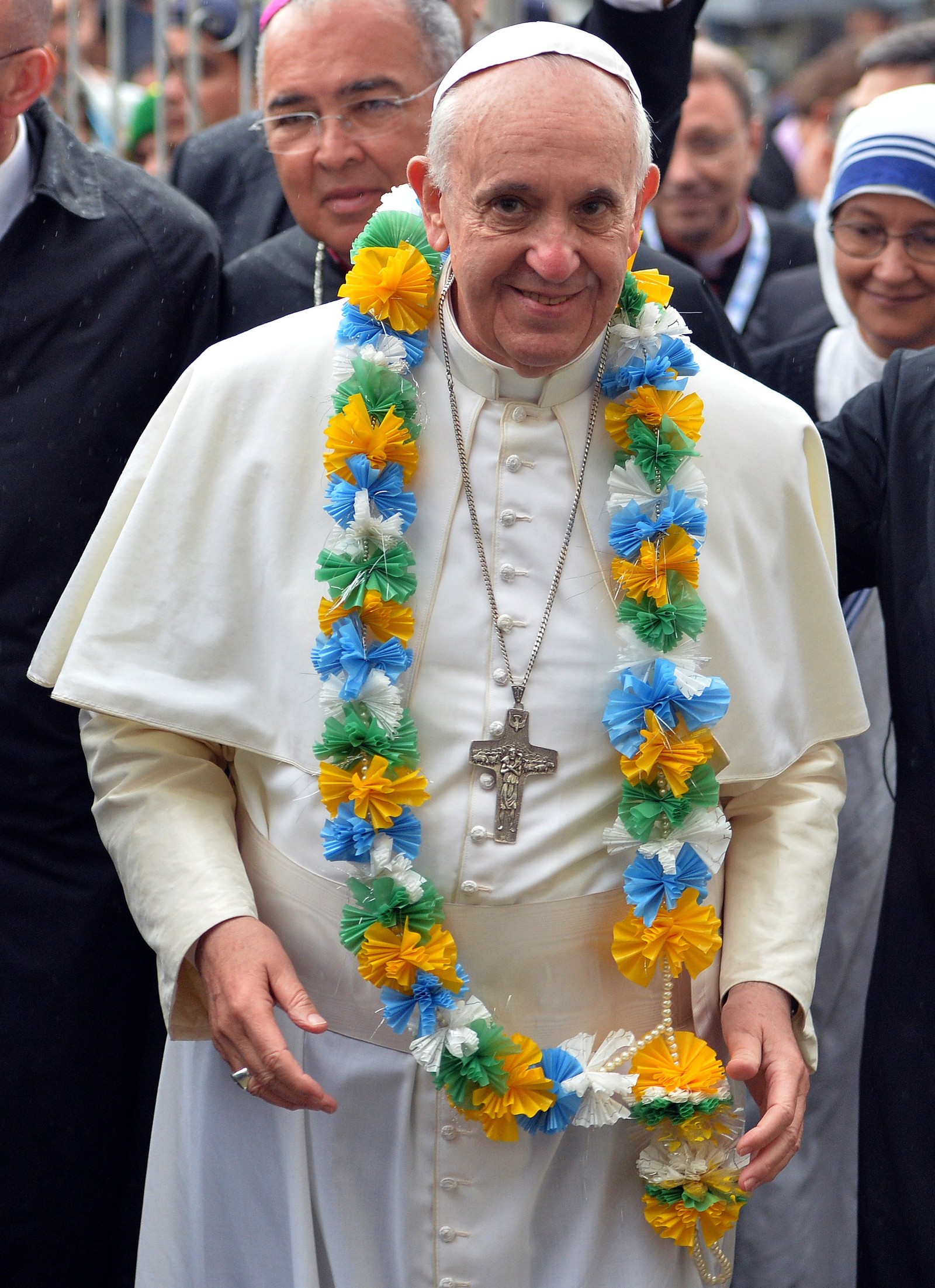 Papa Francisco usa uma guirlanda de pescoço dada a ele durante sua visita à favela da Varginha, no Rio de Janeiro, em 25 de julho de 2013 — Foto: LUCA ZENNARO / AFP