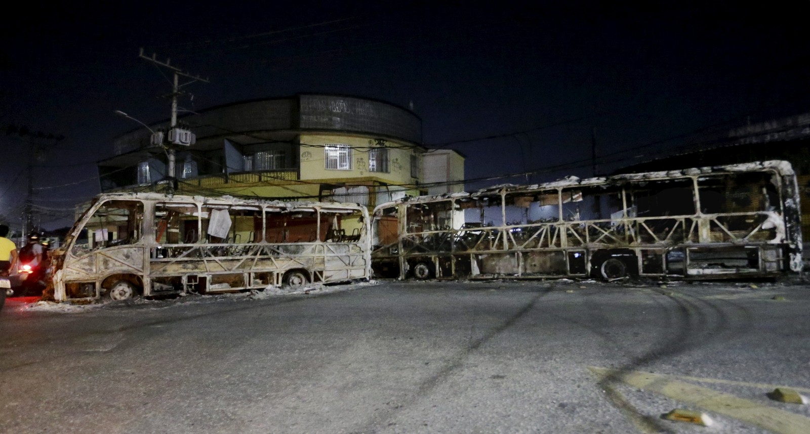 Ônibus queimado na Avenida Santa Cruz , em represália à morte do sobrinho do miliciano Zinho, na Zona Oeste do Rio — Foto: Domingos Peixoto