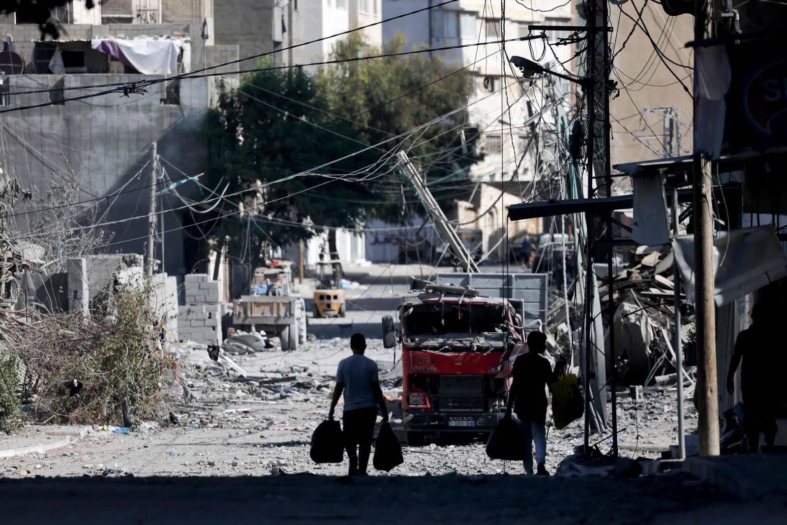 Palestinos com seus pertences fogem para áreas mais seguras na Cidade de Gaza após ataques aéreos israelenses — Foto: MOHAMMED ABED/AFP